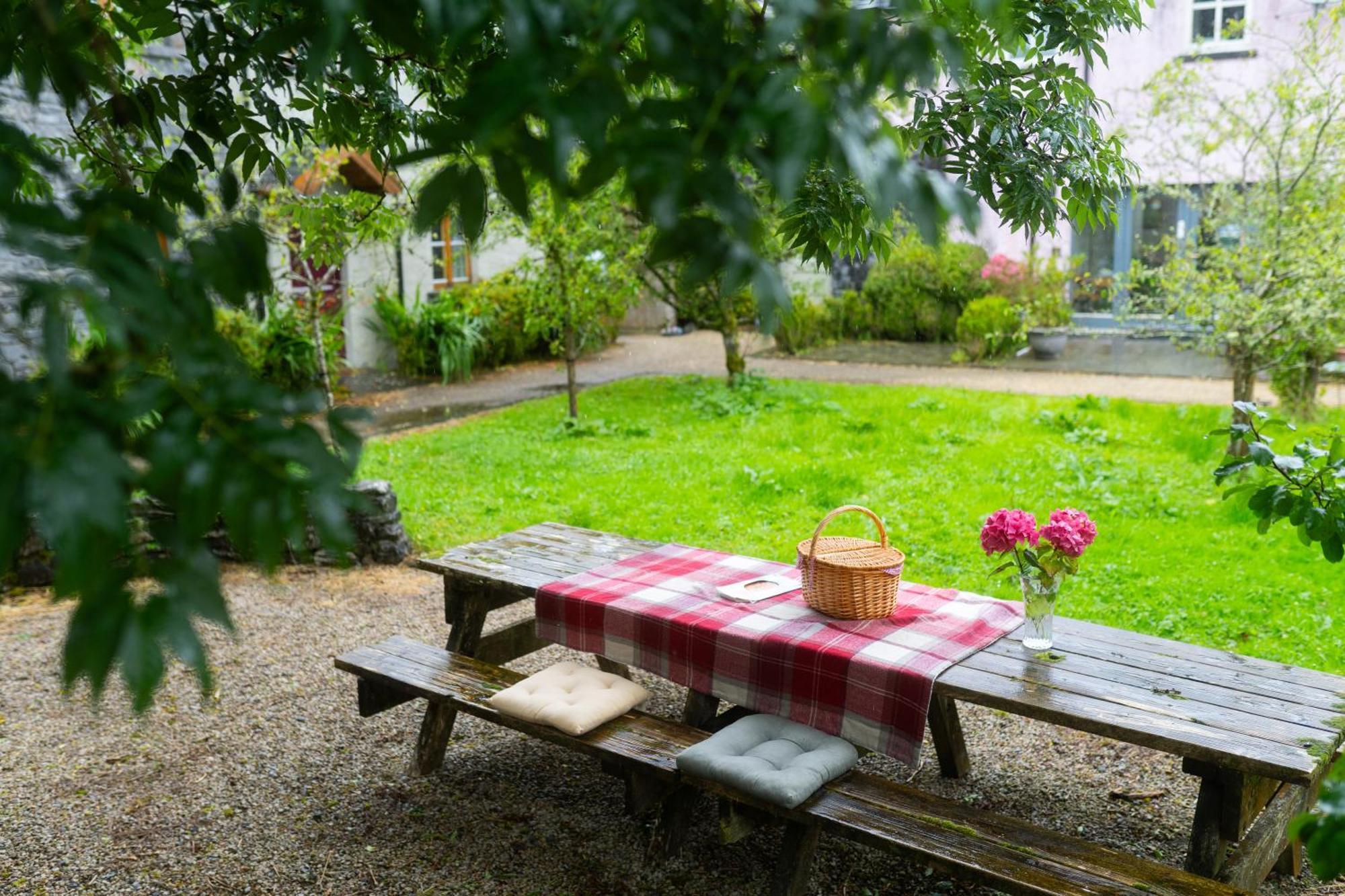 Burren Court Lodge Ballyvaughan Dış mekan fotoğraf